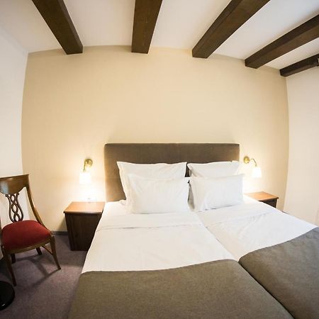 Nest Hotel Szörényvár Kültér fotó