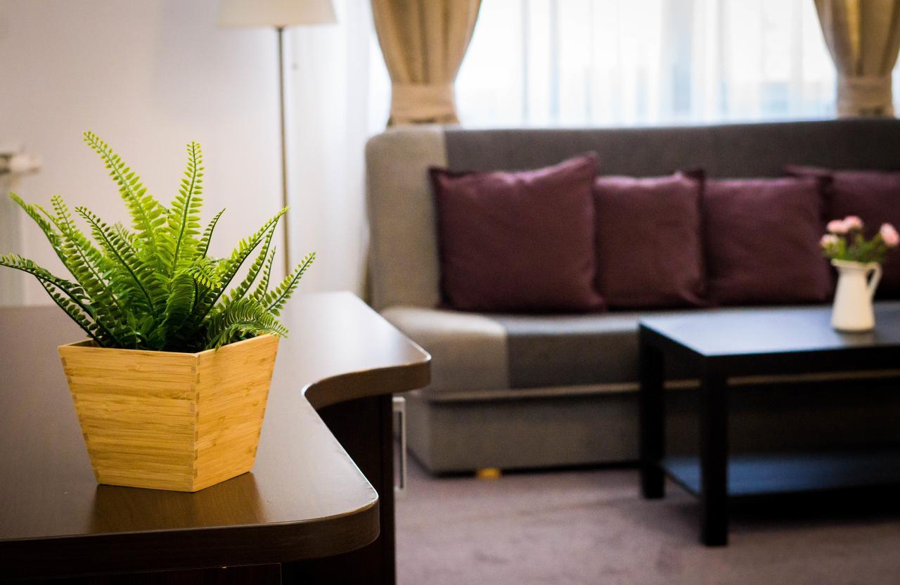 Nest Hotel Szörényvár Kültér fotó