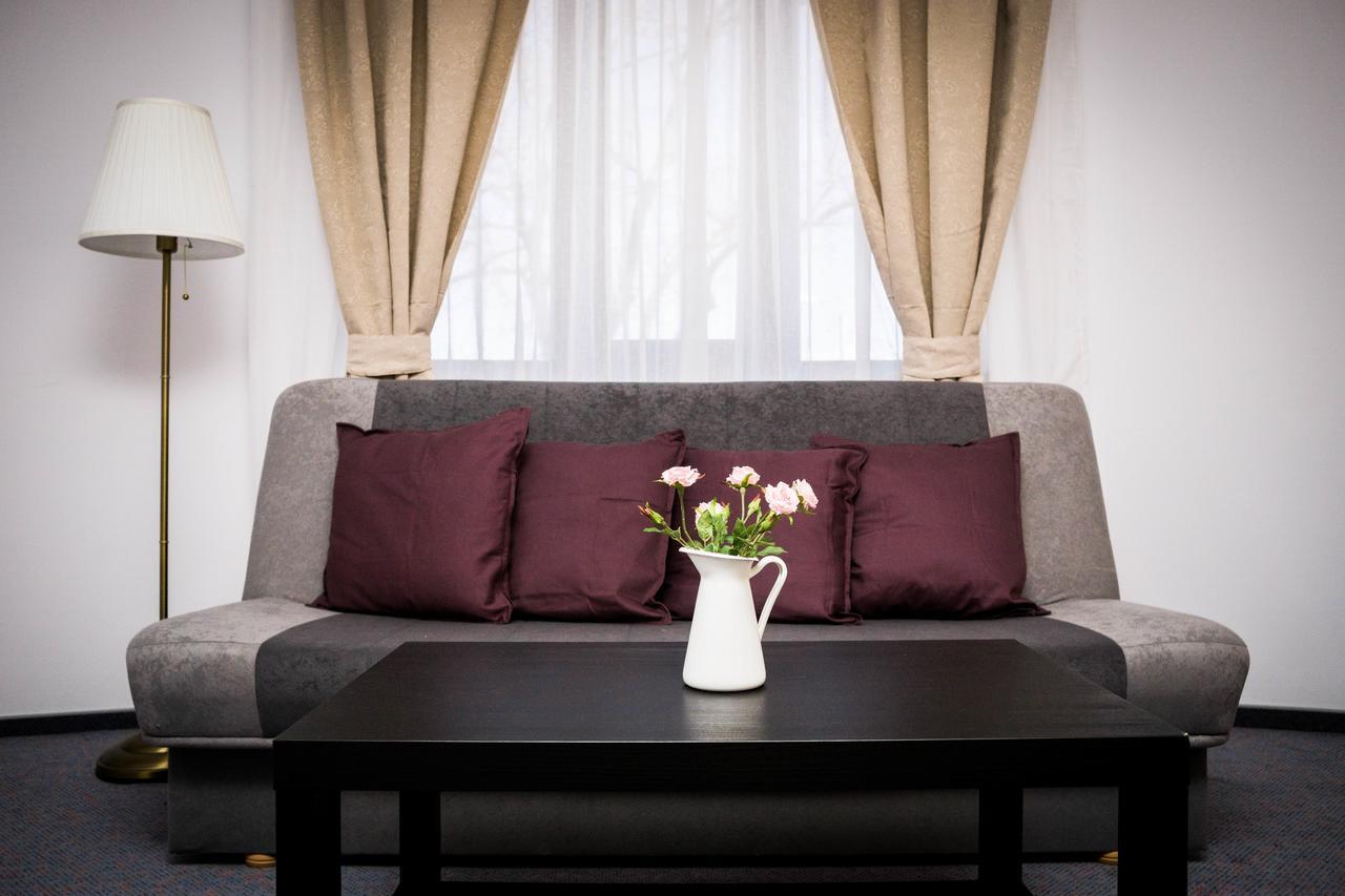 Nest Hotel Szörényvár Kültér fotó
