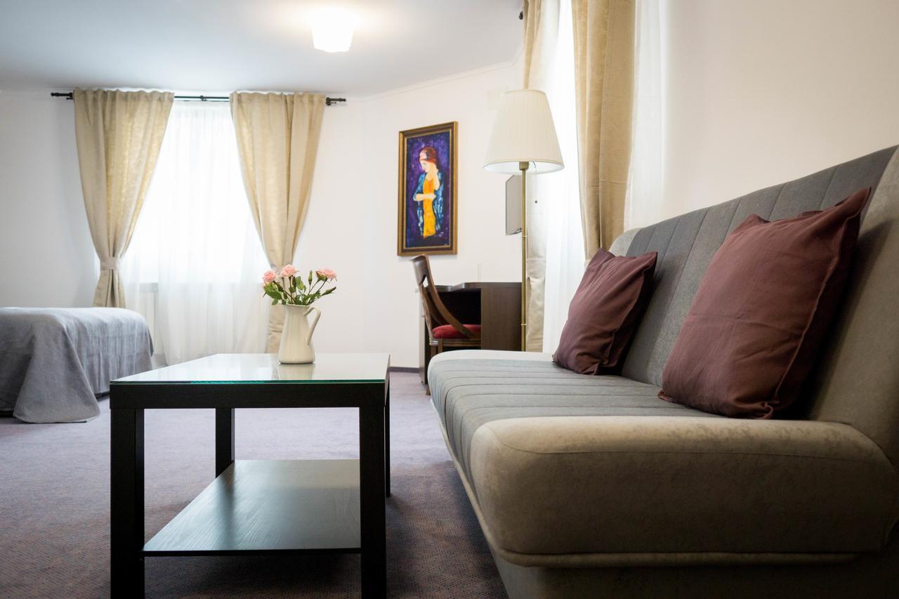 Nest Hotel Szörényvár Kültér fotó