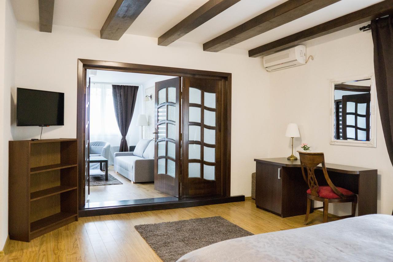 Nest Hotel Szörényvár Kültér fotó