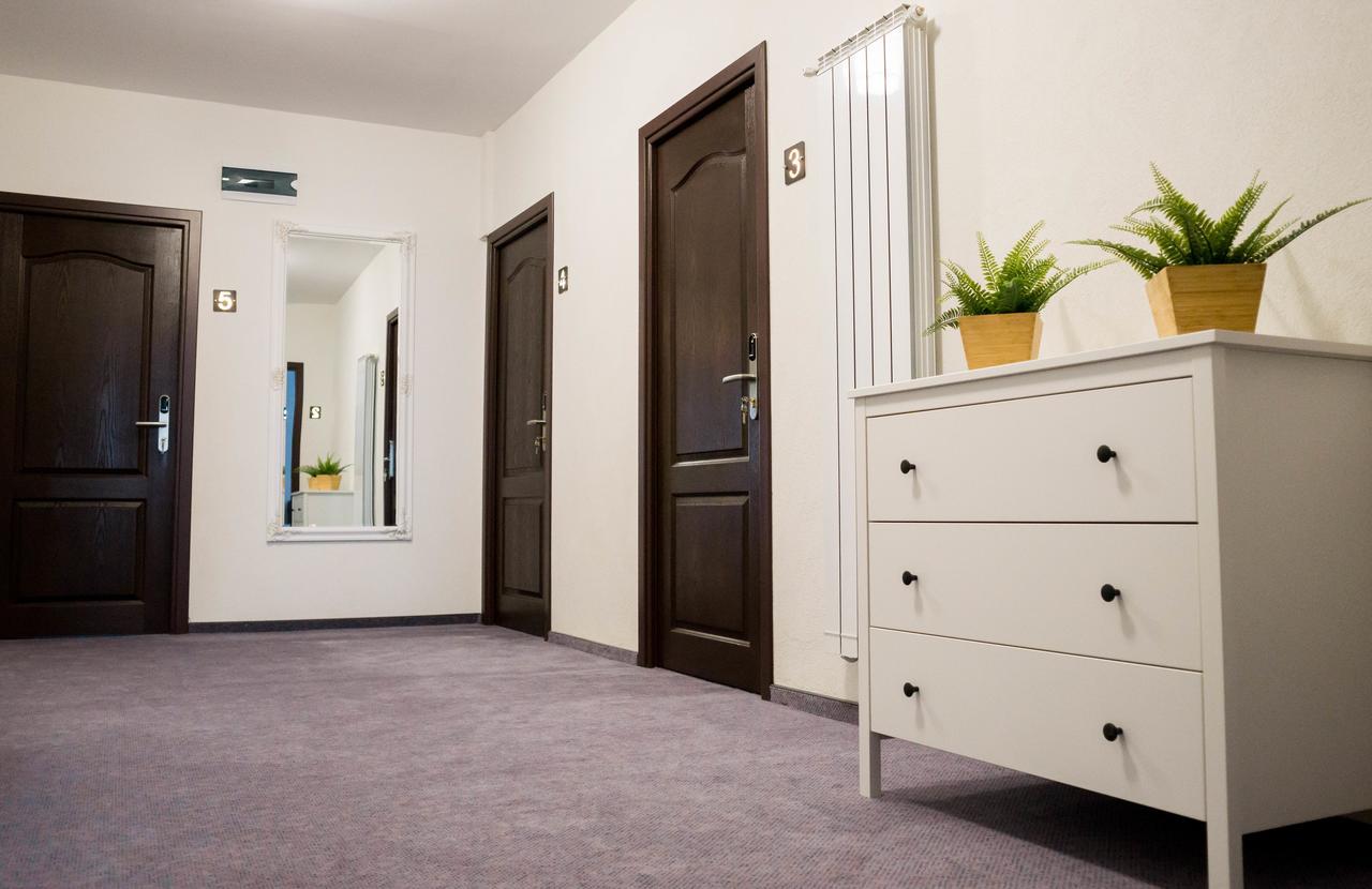 Nest Hotel Szörényvár Kültér fotó
