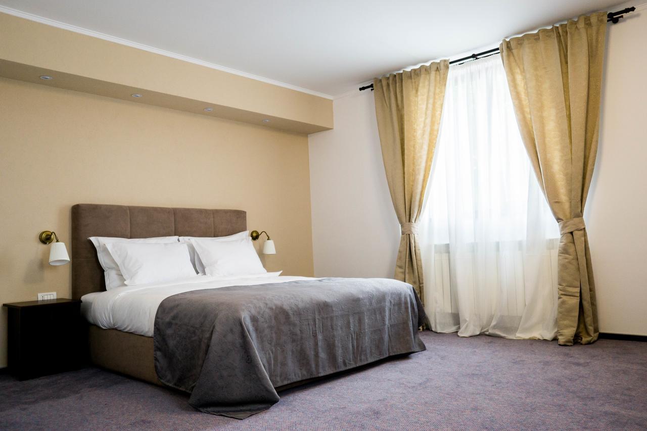 Nest Hotel Szörényvár Kültér fotó