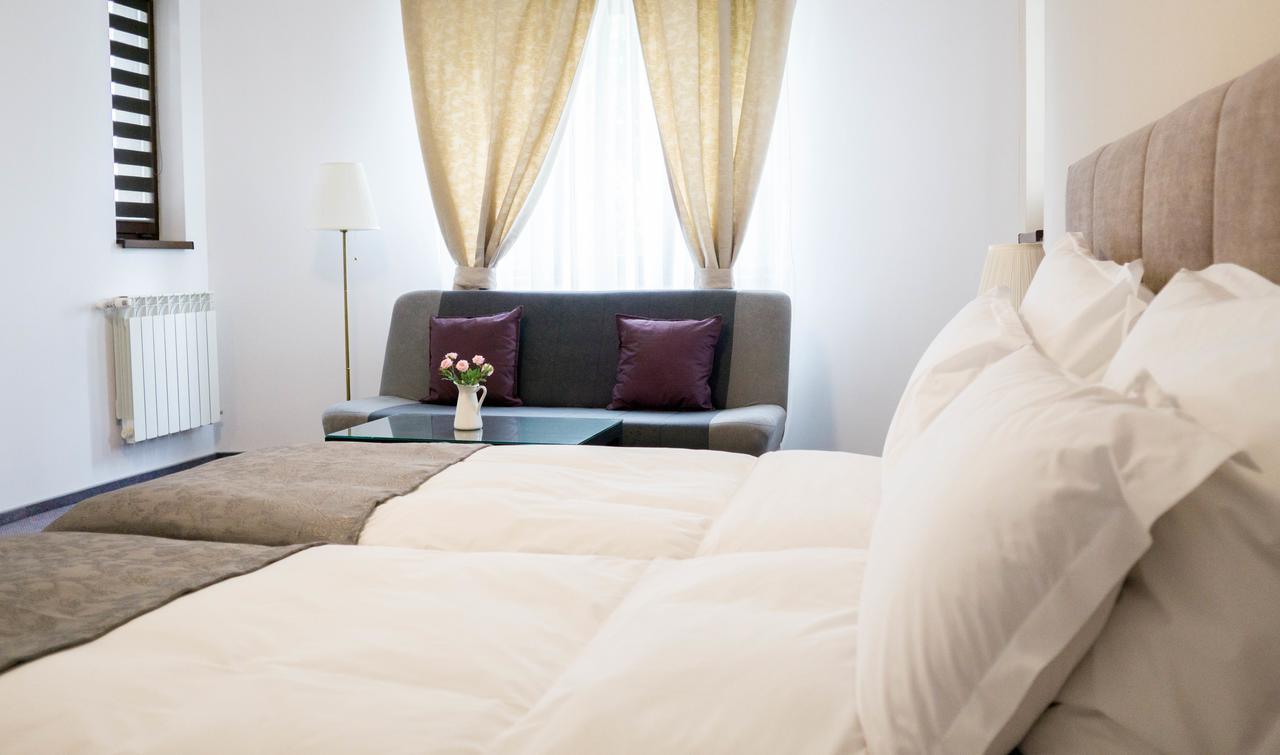 Nest Hotel Szörényvár Kültér fotó