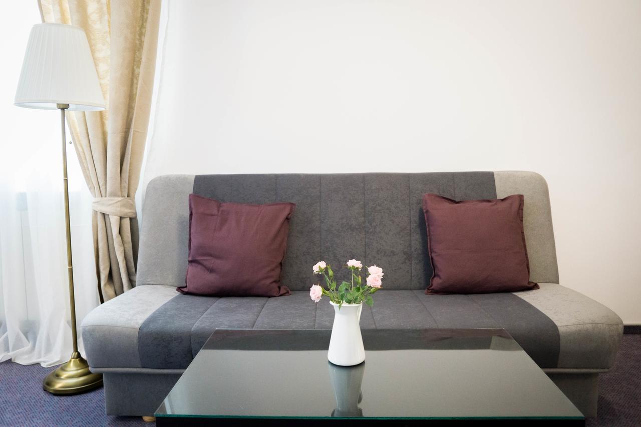 Nest Hotel Szörényvár Kültér fotó