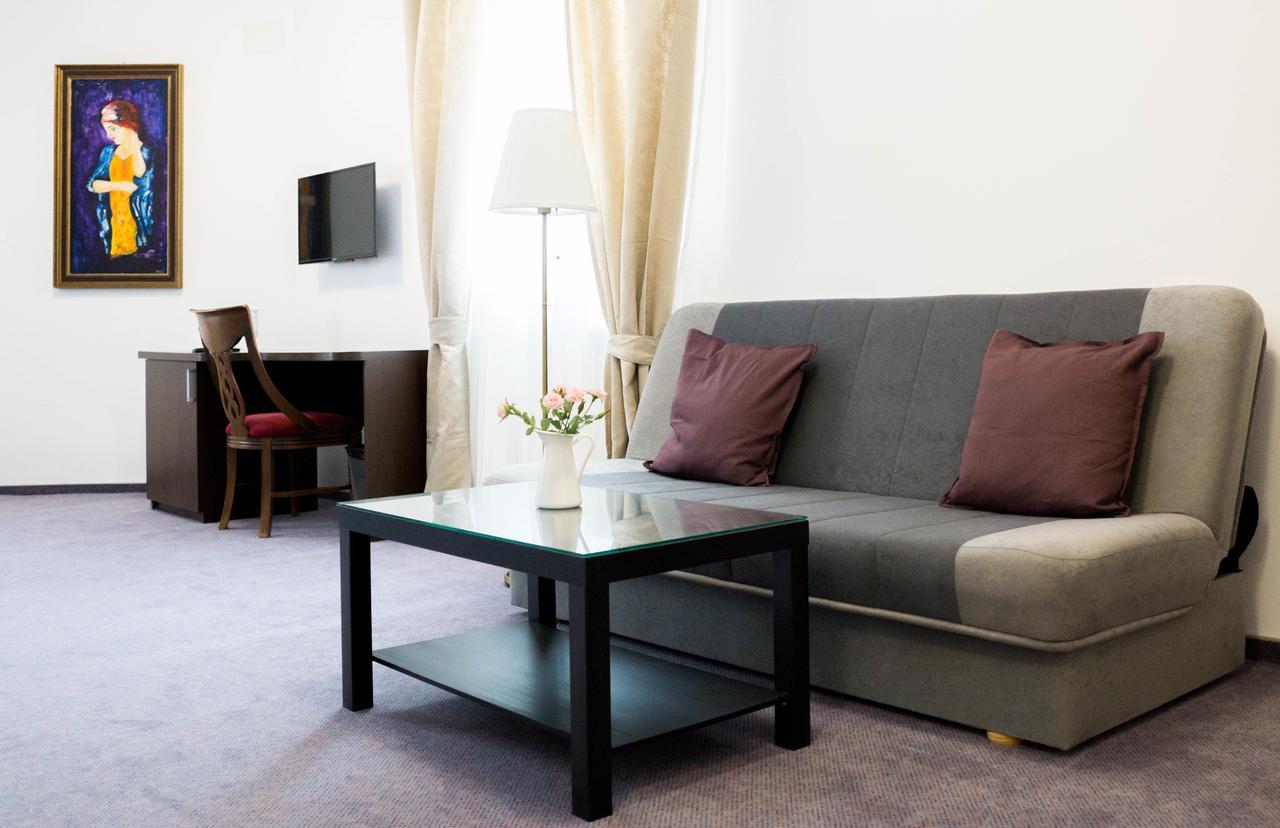 Nest Hotel Szörényvár Kültér fotó