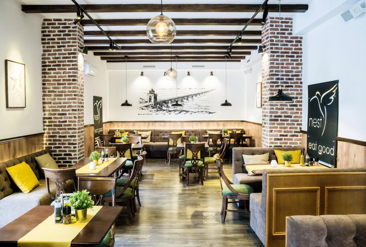 Nest Hotel Szörényvár Kültér fotó