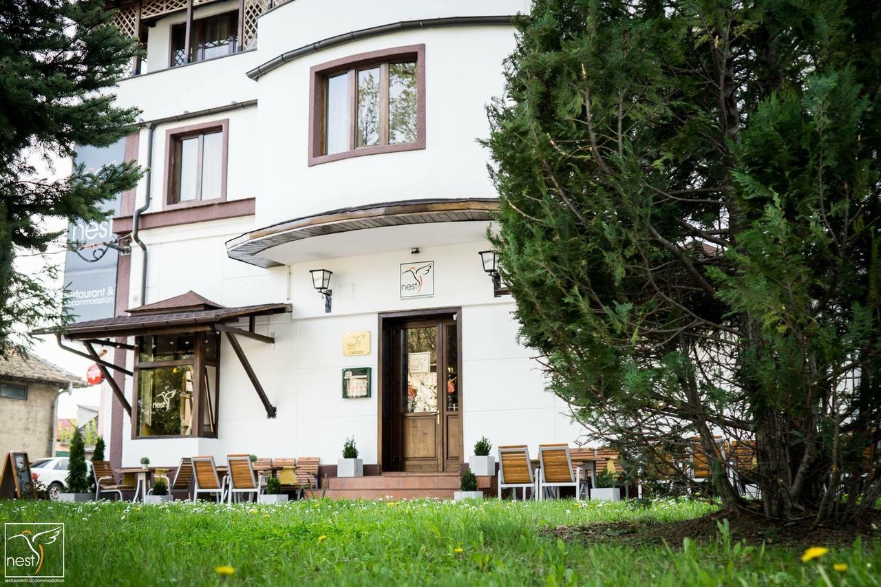 Nest Hotel Szörényvár Kültér fotó