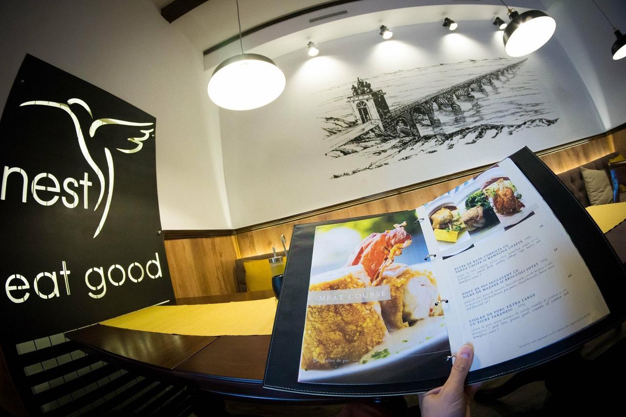 Nest Hotel Szörényvár Kültér fotó