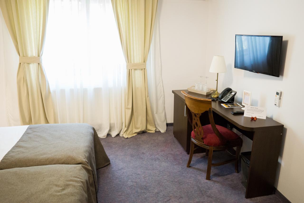 Nest Hotel Szörényvár Kültér fotó