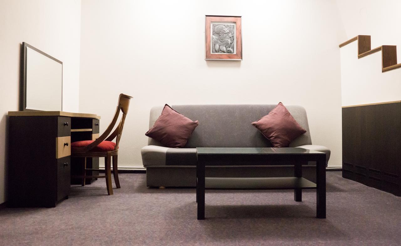 Nest Hotel Szörényvár Kültér fotó