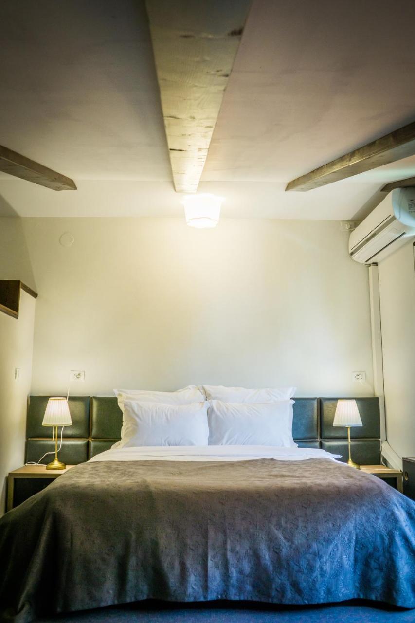 Nest Hotel Szörényvár Kültér fotó
