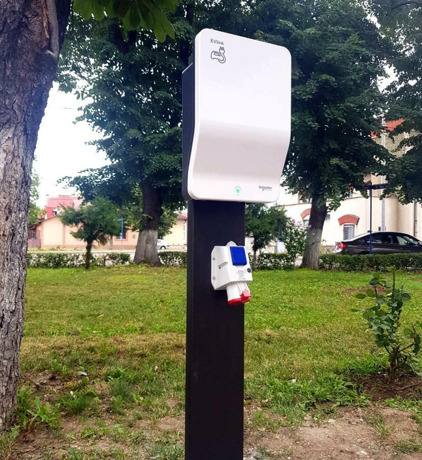 Nest Hotel Szörényvár Kültér fotó